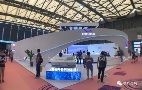 充滿科技感的設(shè)計(jì)加上智能電動床，索菲莉爾展臺搭建設(shè)計(jì)獲得大批關(guān)注
