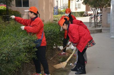 西安弘仁物业管理有限责任公司开展3·12植树节“美丽庭院”活动
